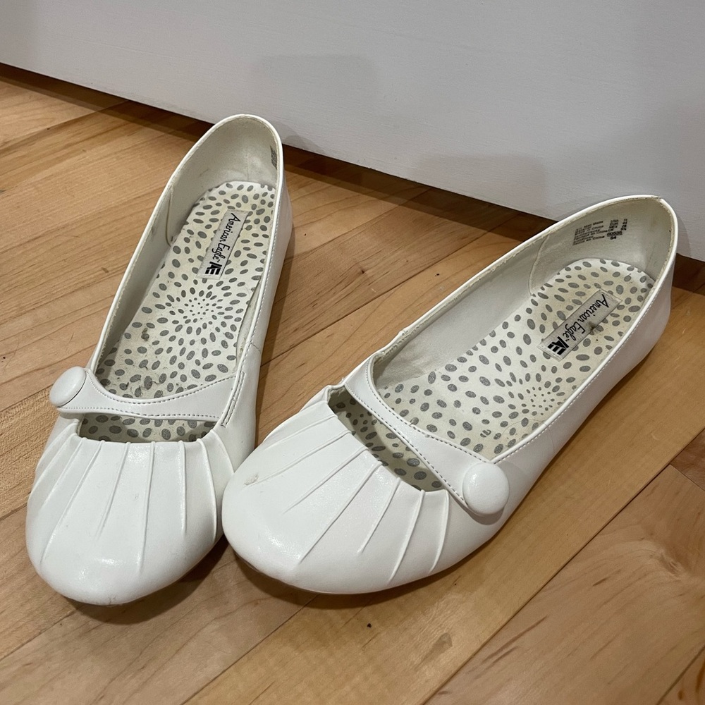 American Eagle size 11 white flats